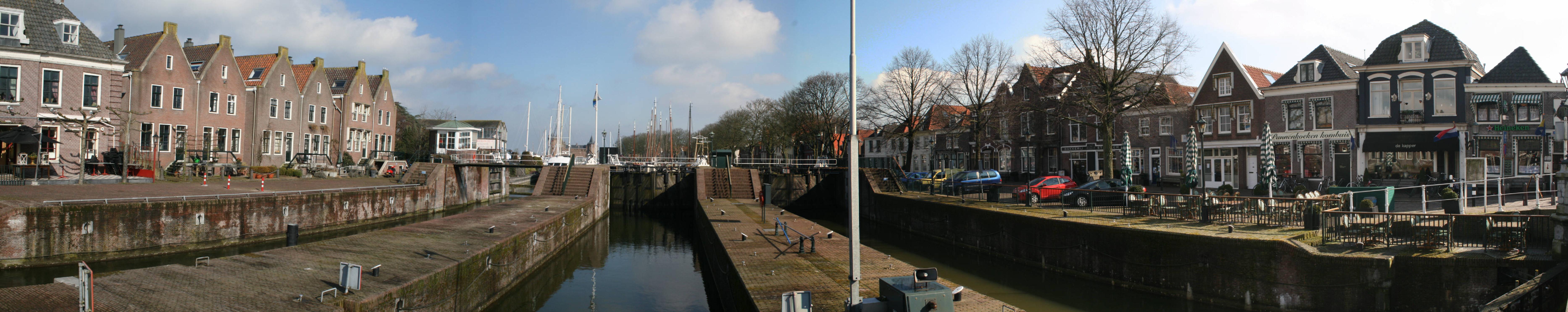 Panoramisch uitzicht van de grote zeesluis te Muiden.